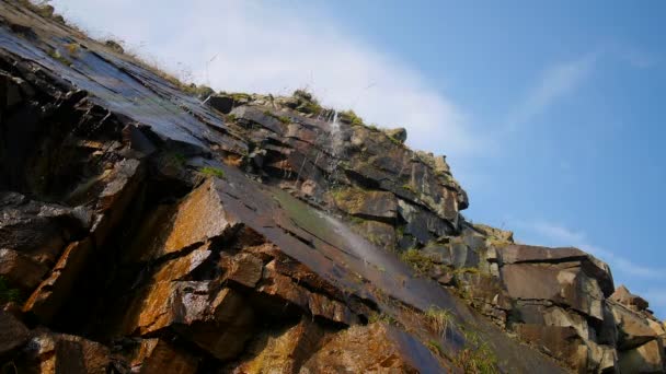 Mijnbouw graniet, graniet steengroeve met een waterval in het voorjaar, watervallen in graniet. — Stockvideo