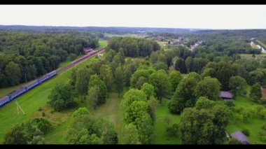 Yeşil bahçeleri ile nehirler üzerinde helikopter uçuşlarında