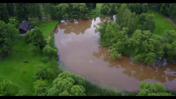 Vuelos en el helicóptero sobre jardines verdes con ríos — Vídeos de Stock