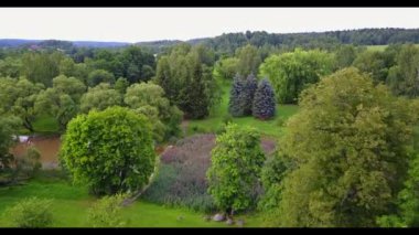 Yeşil bahçeleri ile nehirler üzerinde helikopter uçuşlarında