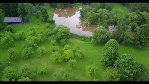 Vols sur le copter sur des jardins verdoyants avec des rivières — Video