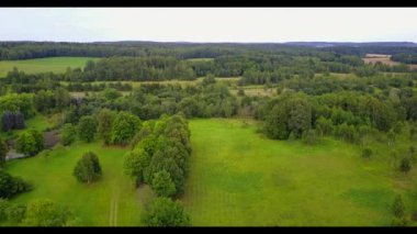 Yeşil bahçeleri ile nehirler üzerinde helikopter uçuşlarında