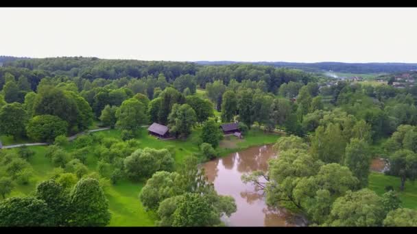 Vols sur le copter sur des jardins verdoyants avec des rivières — Video