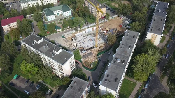 Construcción de viviendas, levantamiento de grúas de construcción con drones Imagen de archivo
