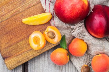 Ahşap arka planda kayısılar ve nektarinler
