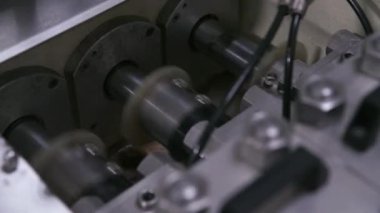 Pistons hareketinde süt fabrikasında çalışmak