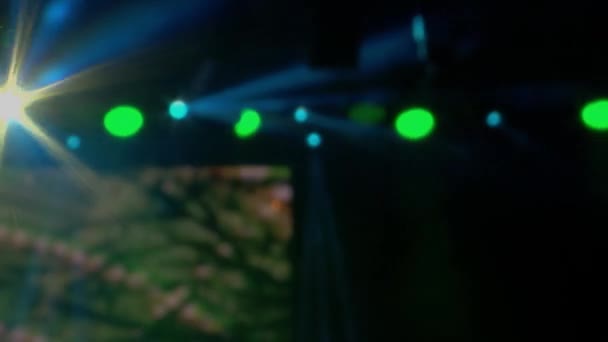 Helle Bühnenlichter blinkende Scheinwerfer mit Laserstrahlen. Soft-Fokus-Effekt — Stockvideo