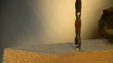 Delme delikleri olan bir matkap ve el matkap yüksek kare hızı ile ahşap çubuk.