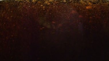 Büyük kabarcıklar cola cam.