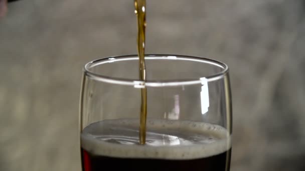 Coca oscura vertida en un vaso sobre un fondo gris en los bordes. Alta velocidad de cuadro . — Vídeo de stock