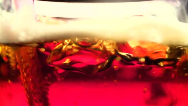 Grote cola bubbels in een glas met een rietje. abstractie — Stockvideo
