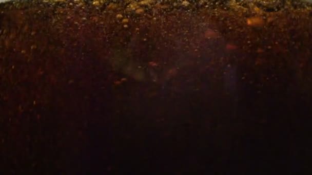 Μεγάλες φυσαλίδες κόλα στο ποτήρι. — Αρχείο Βίντεο