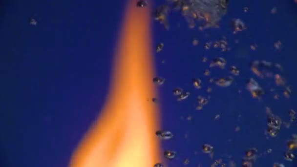 Pysiri στο νερό ενάντια σε μια διάπυρη φλόγα φωτιά, φωτιά με το νερό. — Αρχείο Βίντεο
