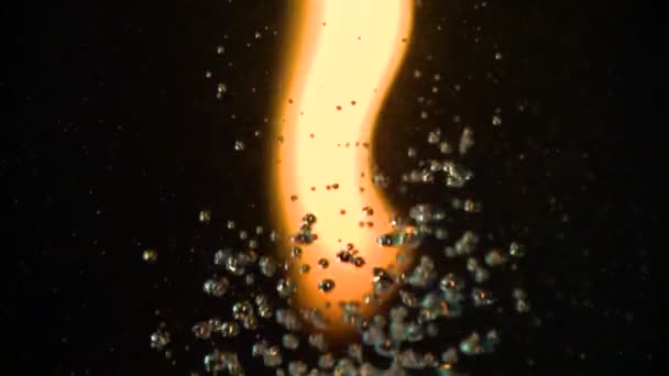 Gran llama de fuego a través de burbujas de agua — Vídeos de Stock
