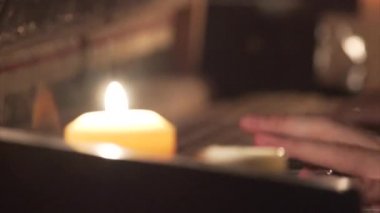 Bir adam klavye veya piyano üzerinde hayal kırıklığına uğramış ve hummalı bir şekilde oynuyor