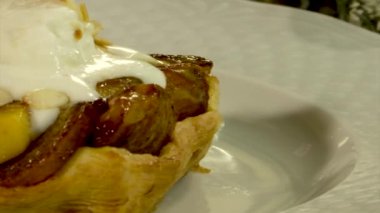 Katmanlı bir test saharon krem pişmiş Trabzon hurması.