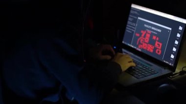 Gergin mens el laptop metin üzerinde bir girişim sorunu çözmek için yazarak. Sorun çözülmüş değil. Kişi çerçeve aceleyle ayrılıyor.