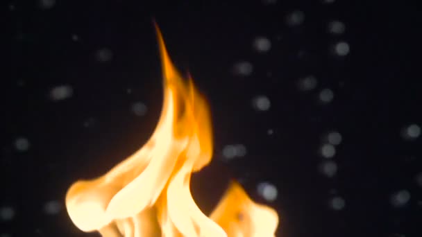 Duży płomień ognia przez pęcherzyki wody z dużą liczbą klatek. — Wideo stockowe