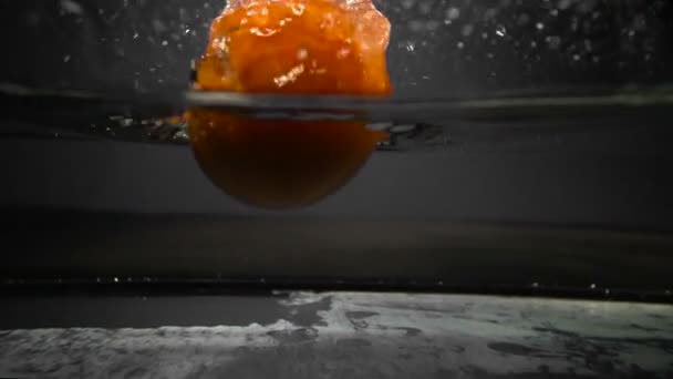 Červené rajče spadá do akvária s vodou — Stock video
