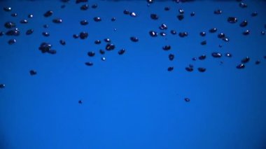 Hava kabarcıkları yukarı doğru mavi bir arka plan üzerinde artış