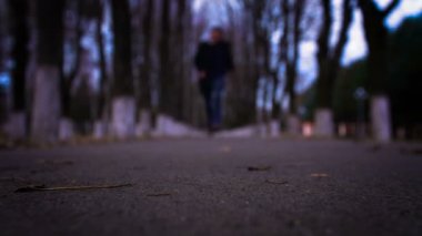 Bir adam 100 kare / saniye hızında çekim çerçeve bir yolda silüeti.