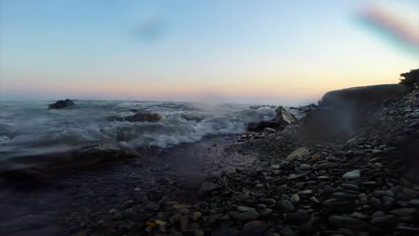 海浪特写。日落时的海地平线。海浪覆盖着框架. — 图库视频影像
