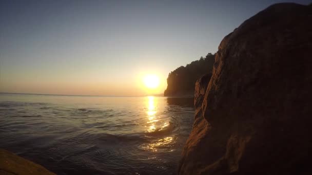 日落在黑海的海滩。太阳光线反射在水中。美丽的夜晚. — 图库视频影像