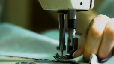 Dikiş makinesi beyaz kumaş dikiş var. Dikiş kumaş close-up. Dikiş makinesi büyük bir parçası.