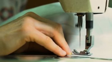 Dikiş makinesi beyaz kumaş dikiş var. Dikiş kumaş close-up. Dikiş makinesi büyük bir parçası.