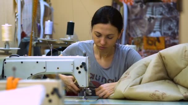 Rusia-26 de octubre: Trabajadores textiles en una pequeña fábrica en Krasnodar el 26 de octubre de 2017. La industria textil, las chicas en la máquina de coser . — Vídeos de Stock