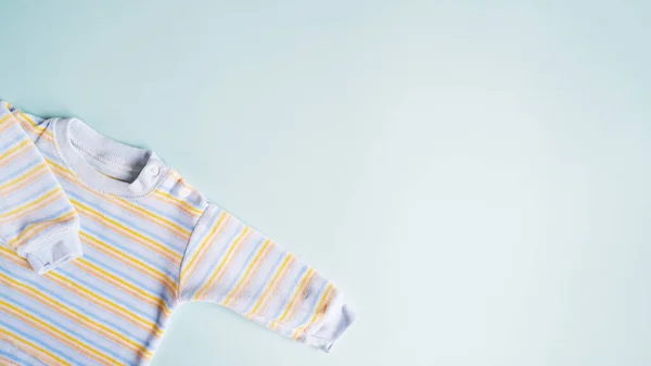 Chemise Bebe Rayee Pour Nouveau Ne Sur Fond Bleu Vue De Dessus Espace De Copie Concept De Vetements Bebe Nouveau Ne Nouvelle Vie Stock Photo Chemise Bebe Rayee Pour Nouveau Ne Sur Fond Bleu Vue De Dessus Espace De Copie Concept De Vetements Bebe Nouveau Ne Nouvelle Vie Stock Photo