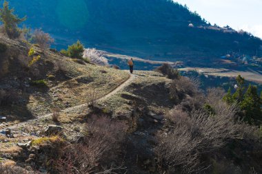 NepalSherpa Yürüyüş Dağ Trail Köyü . Genç Adam Tırmanma Yüklü Çanta Parça Gezgin Güzel Noth Asia.Yaz Manzara Arka Plan.Yatay Fotoğraf.
