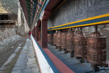 Tibet dua tekerlekleri veya sadık Budistlerin dua rulo. Yatay fotoğraf.
