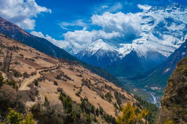 Güzel manzara görünümü kar dağlar doğa Viewpoint.Mountain manzara arka plan doğa yürüyüşü. Kimse fotoğraf. Asya seyahat Sport.Horizontal resmi. Sunlights beyaz bulutlar mavi gökyüzü. Himalayalar kayalar.