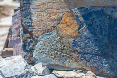 Portre fotoğraf Autentic beraberlik taş Buddist semboller ve mantralar. Yatay. Nepal seyahat Trakking.