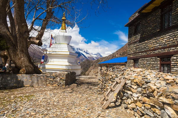 Estupa de oración tibetana o lugar de oración de los budistas fieles en el centro Aldea de las Montañas. Fondo Cielo Azul. Fotografía horizontal . — Foto de Stock