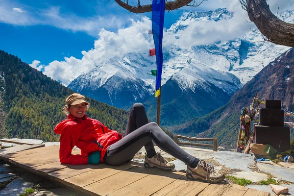 Güzel Kadın Gezgin Backpacker Take Rest Mountain Terrace Village.Young Girl Poz Gülümseyen Kamera.North Snow Peaks Manzara Arka Plan. Bulutlu Gökyüzü. — Stok fotoğraf