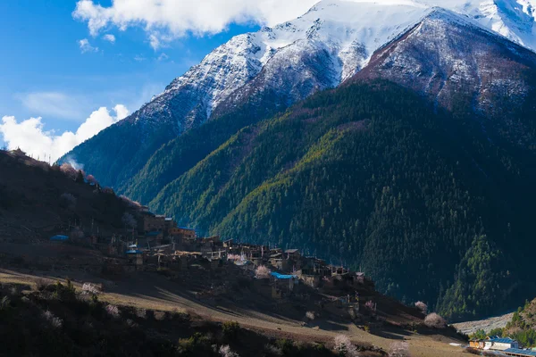 Paisaje Himalays Montañas.Asia Naturaleza Mirador de la mañana.Mountain Trekking, View Village .Horizontal picture. Senderismo Actividad Deportiva . — Foto de Stock