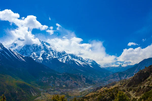 Paisagem Montanhas de neve Miradouro da natureza.Montanha Trekking Paisagens Fundo. Ninguém foto.Ásia Travel Imagem horizontal. Luzes do sol White Clouds Blue Sky. Colinas do Himalaia . — Fotografia de Stock