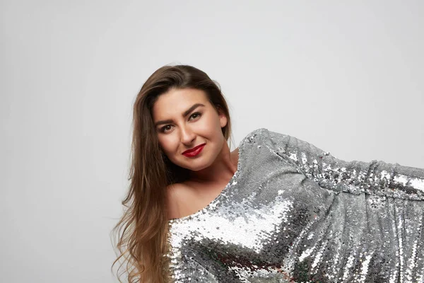 Etkileyici bir ışık arka plan üzerinde kameraya poz genç güzel kadın. Kız portre. Güzellik kadını uzun saçlı zevk neşeli portre. Clean Skin. Genç kız.