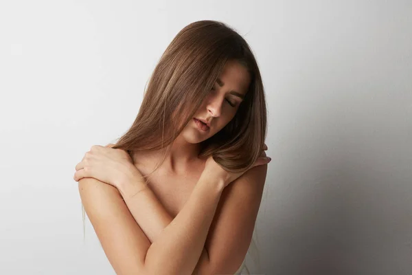 Retrato de moda de una hermosa mujer sonriente con el pelo largo sobre fondo de luz vacía. Fotografía de moda.Horizontal . — Foto de Stock