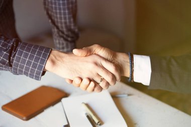İş ortaklığı toplantı kavramı. Businessmans el sıkışma görüntüsü. Başarılı iş adamları el sıkışma sonra iyi bir anlaşma. Arka plan bulanık