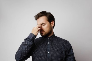 Yakışıklı sakallı casual adam uzakta boş beyaz bir arka plan üzerinde izole ve seyir poising