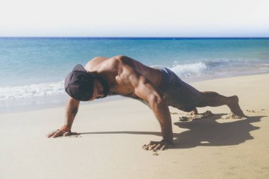 Egzersiz egzersiz kavramı. Push Ups egzersizleri yapıyor Fit kaslı vücut sağlıklı yakışıklı etkin adam. Kumsalda egzersiz sportif atletik erkek. Açık eğitim. Spor ve Fitness kavramı