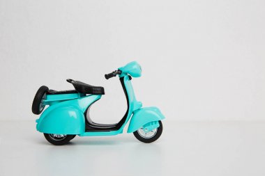 Beyaz arka plan üzerinde izole eski retro oyuncak motosiklet mockup. İş boş mock-up arka plan metin mesajı yazmak için. Yatay.