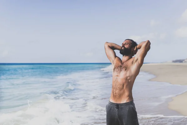 Ejercicio concepto de ejercicio.Saludable Guapo Hombre Activo Con Ajuste Cuerpo Muscular soñando en la playa por la mañana. Deportivo atlético Masculino haciendo ejercicio en la playa. Entrenamiento al aire libre. Deportes y Fitness . —  Fotos de Stock