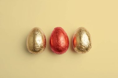 Oda veya kopyalama, metin, sözcükler için alan sarı arka plan üzerinde renkli Paskalya yumurtaları renkli folyo üst taraftan görüntüleyin. Yatay.