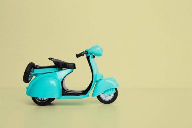 Eski retro oyuncak motosiklet üzerinde sarı arka plan izole mockup. İş boş mock-up arka plan metin mesajı yazmak için. Yatay.