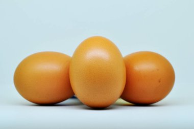 Beyaz arkaplanda izole edilmiş tavuk yumurtası.