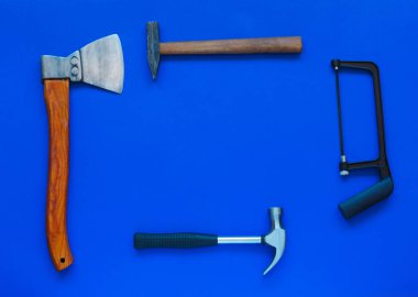 Mavi zemin üzerine sanayi araçlar. Metni için bir yer. Babalar günü için bir kavram. Üstten Görünüm.